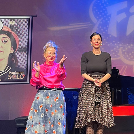 Alice Köfer (rechts) mit Moderatorin Constanze Lindner